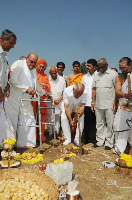 Chief minister Sri B S Yeddiyurappa performed boomi pooja for MADAVA NELE at shivamogga on 26.10.2009. Sri Surya Narayana Rao,senior National swayam sevaka sanga were present