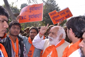PHOTO 130221-2 VHP STATE VP SHRI SETHI ADDRESSING BD PROTEST AT TMC OFFICE AGANST ATTACKS ON HINDUS IN WB