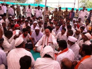 Parundi-Village-Aurangabad-Dist-Drought-Affected-Farmers-sharing-their-concerns-with-Dr-Togadia.