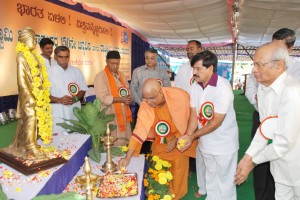 Swami Muktidanandaji  Offering floral tributes to Swami Vivekananda