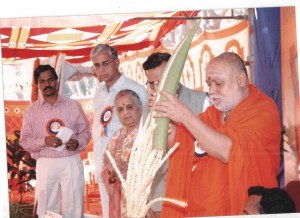BalagaBalagangadharanatha Swamiji of Adichunchanagiri Mutt inaugurating the Silver Jubilee Celebration of Hindu Seva Pratishthan, in 2011.