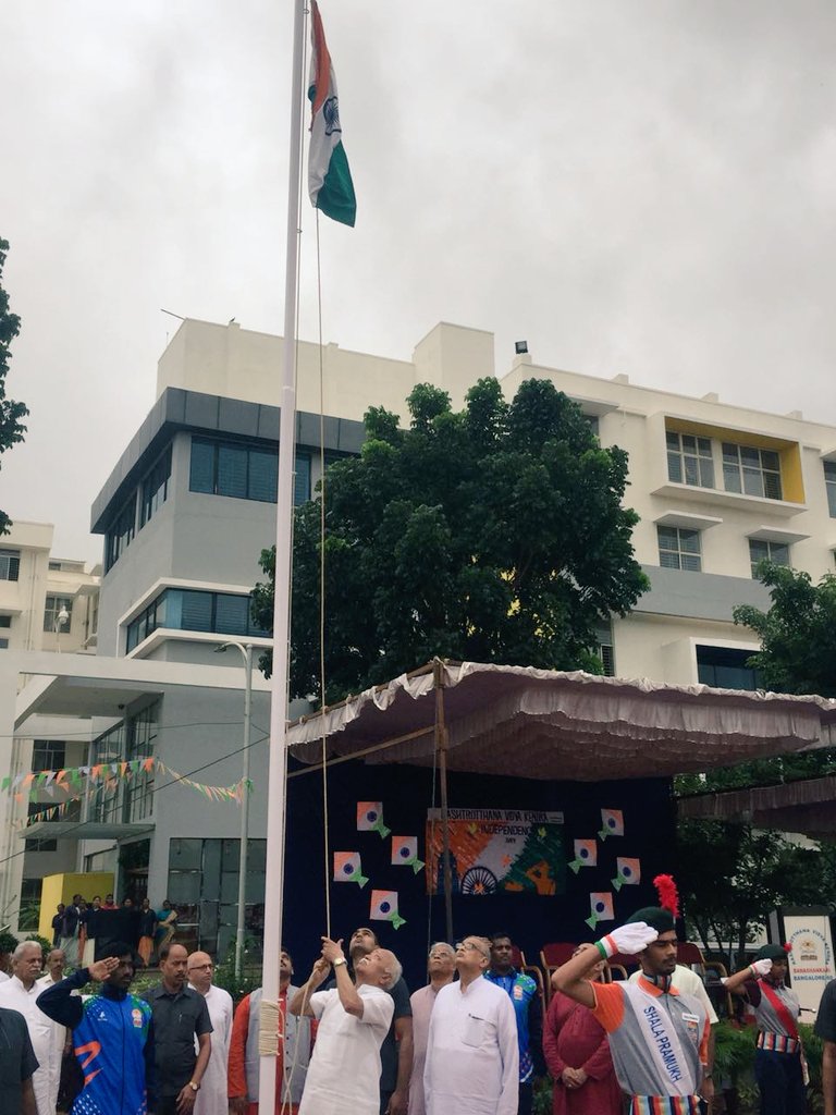 Sarsanghachalak Dr. Mohan Bhagwat hoists national flag at Bengaluru’s Rashtrotthana school